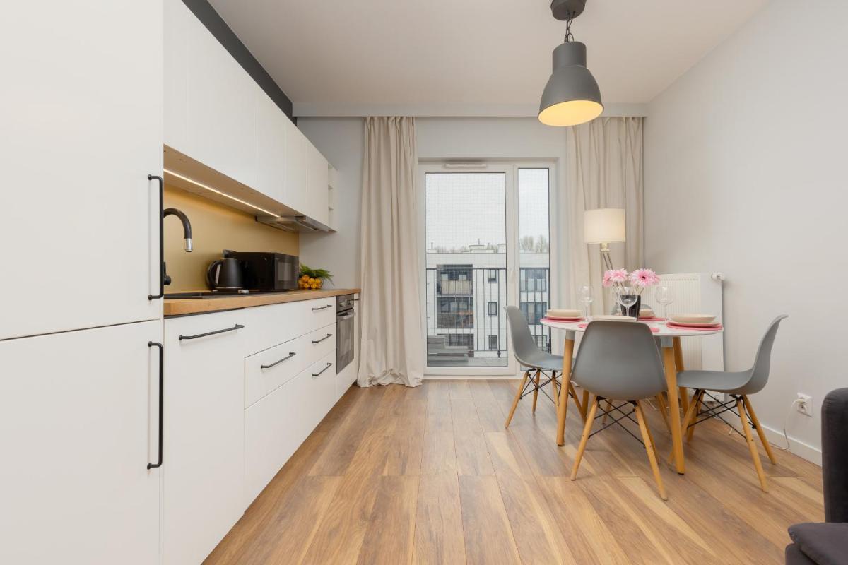 Elegant Apartment with Balcony in Warsaw Close to the Airport by Noclegi Renters