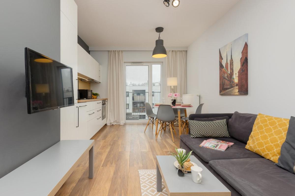 Elegant Apartment with Balcony in Warsaw Close to the Airport by Noclegi Renters