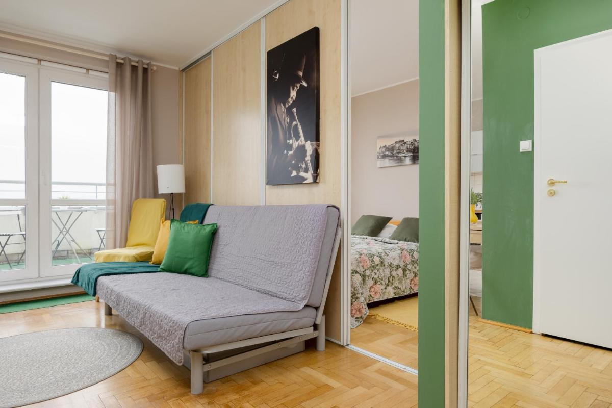 Floral Green Apartment with Balcony near Warszawa Gdańska by Noclegi Renters