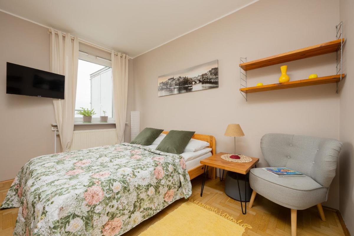 Floral Green Apartment with Balcony near Warszawa Gdańska by Noclegi Renters