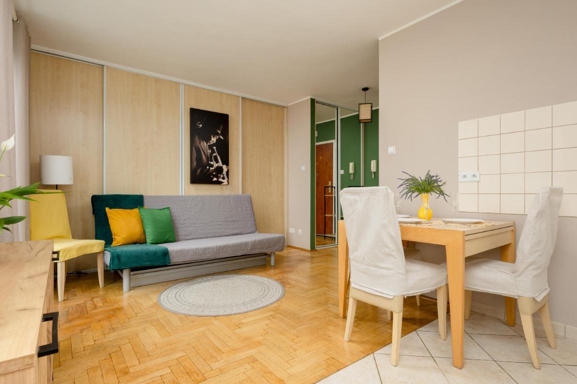 Floral Green Apartment with Balcony near Warszawa Gdańska by Noclegi Renters