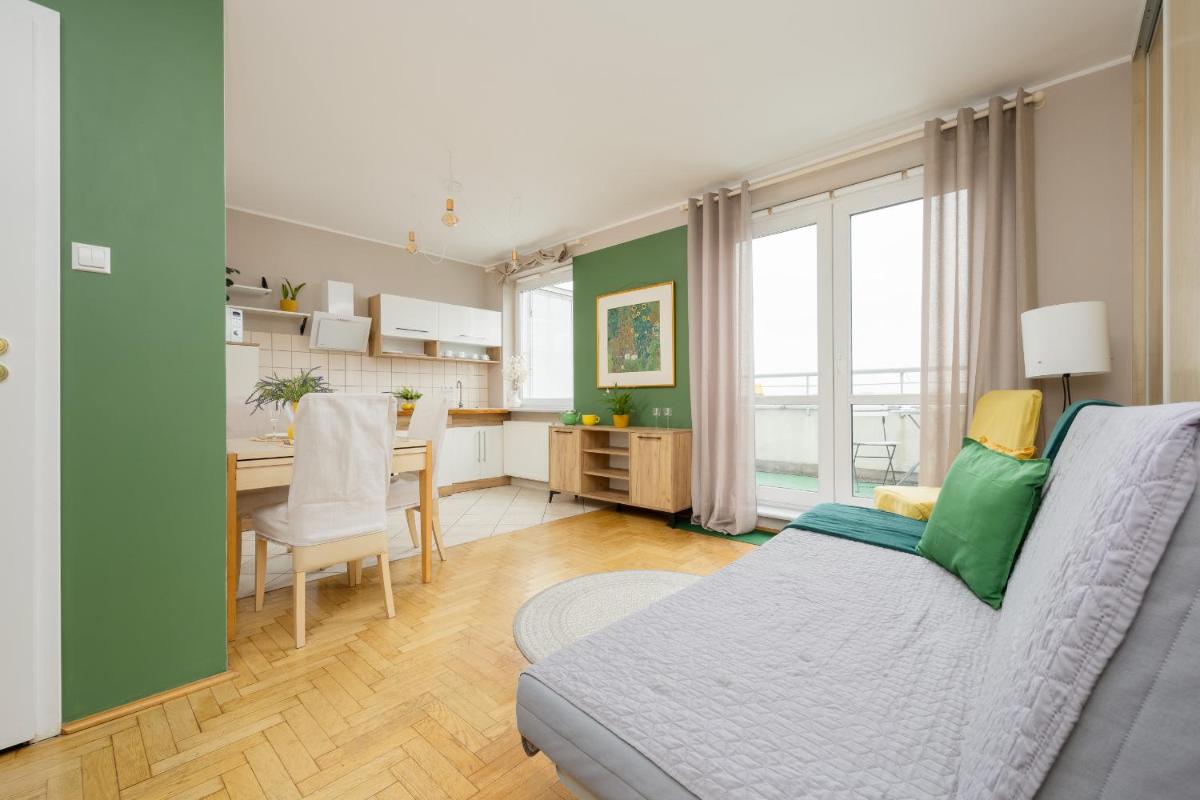 Floral Green Apartment with Balcony near Warszawa Gdańska by Noclegi Renters