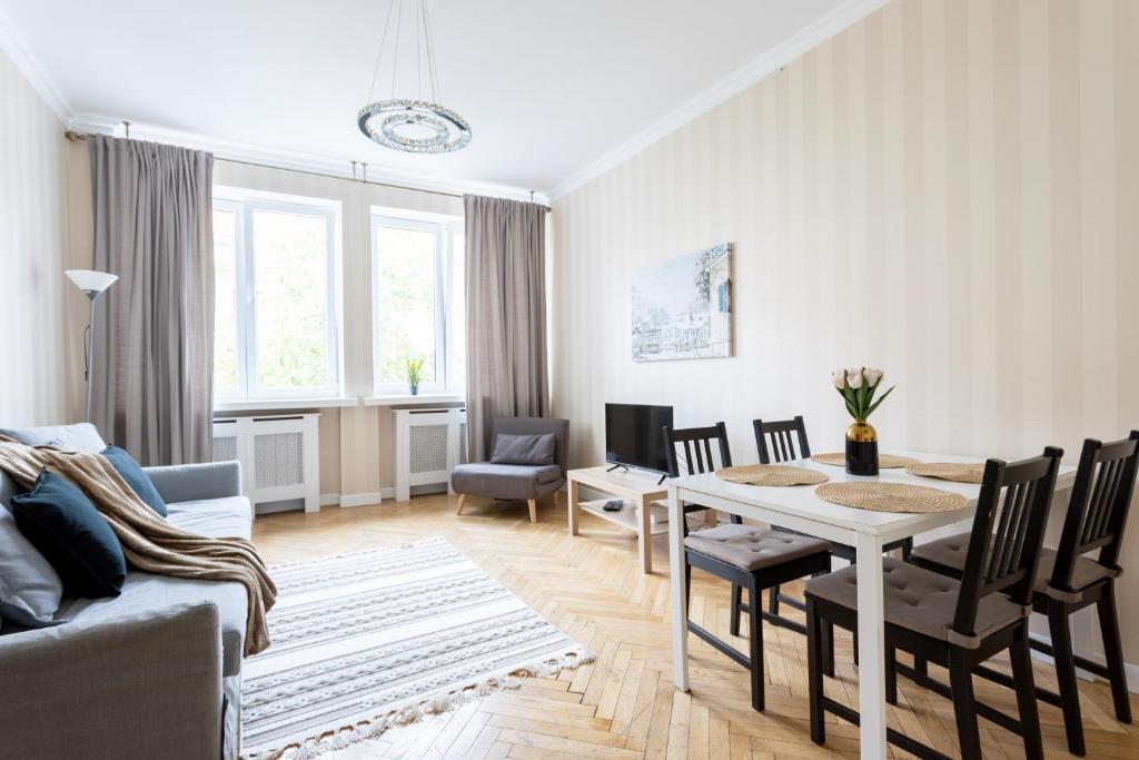 Golden Apartments Warsaw- 3 Separate Rooms Sleep 7 – Best Location&Nowy Świat