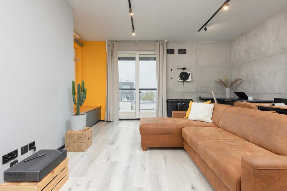 Industrial Pet-Friendly Apartment with Movie Projector by Noclegi Renters