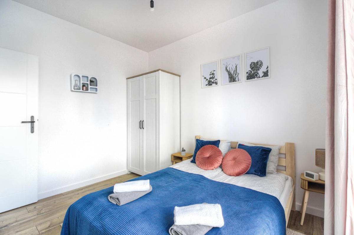 M&R Apartament Airport&Business Wynalazek – fast WI-Fi – underground garage – self check-in – Netflix – 6 min from Chopin Airport