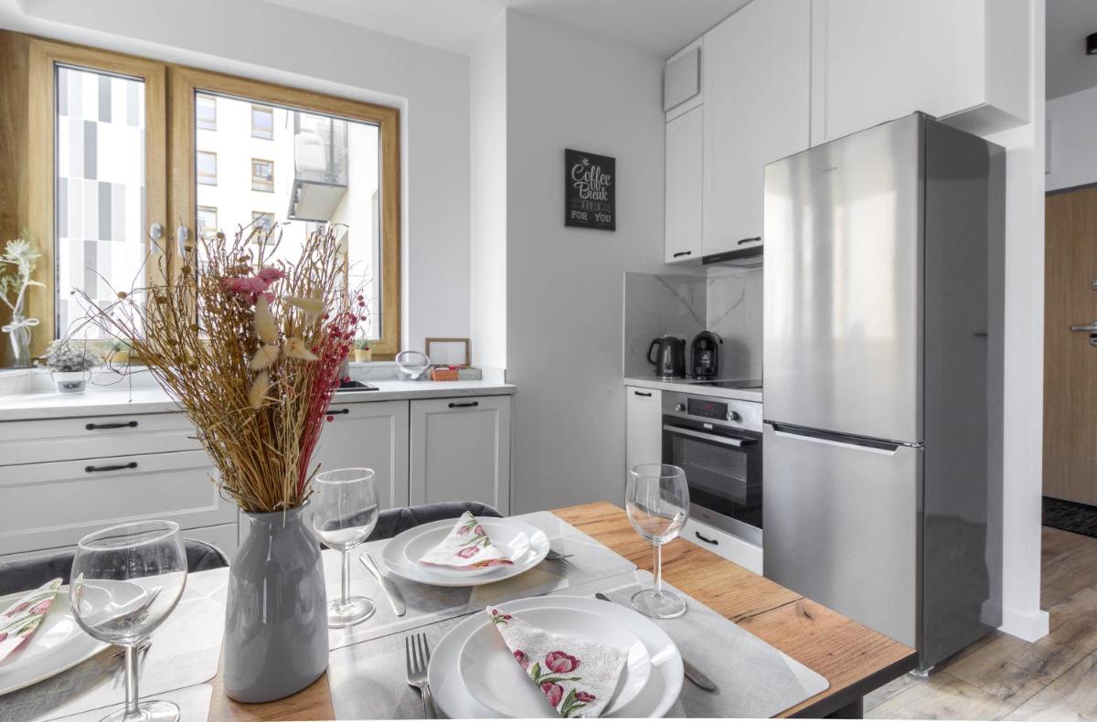 M&R Apartament Airport&Business Wynalazek – fast WI-Fi – underground garage – self check-in – Netflix – 6 min from Chopin Airport