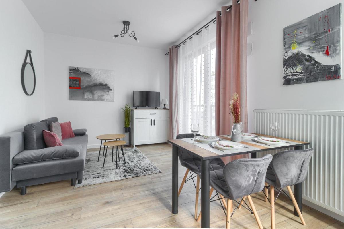 M&R Apartament Airport&Business Wynalazek – fast WI-Fi – underground garage – self check-in – Netflix – 6 min from Chopin Airport