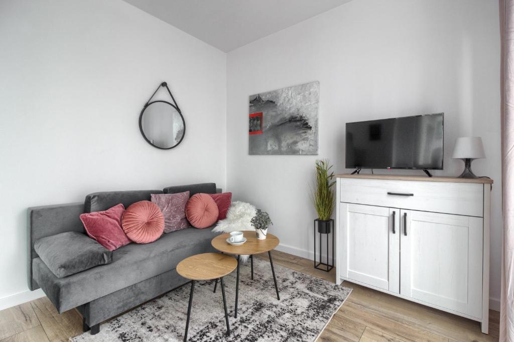 M&R Apartament Airport&Business Wynalazek – fast WI-Fi – underground garage – self check-in – Netflix – 6 min from Chopin Airport