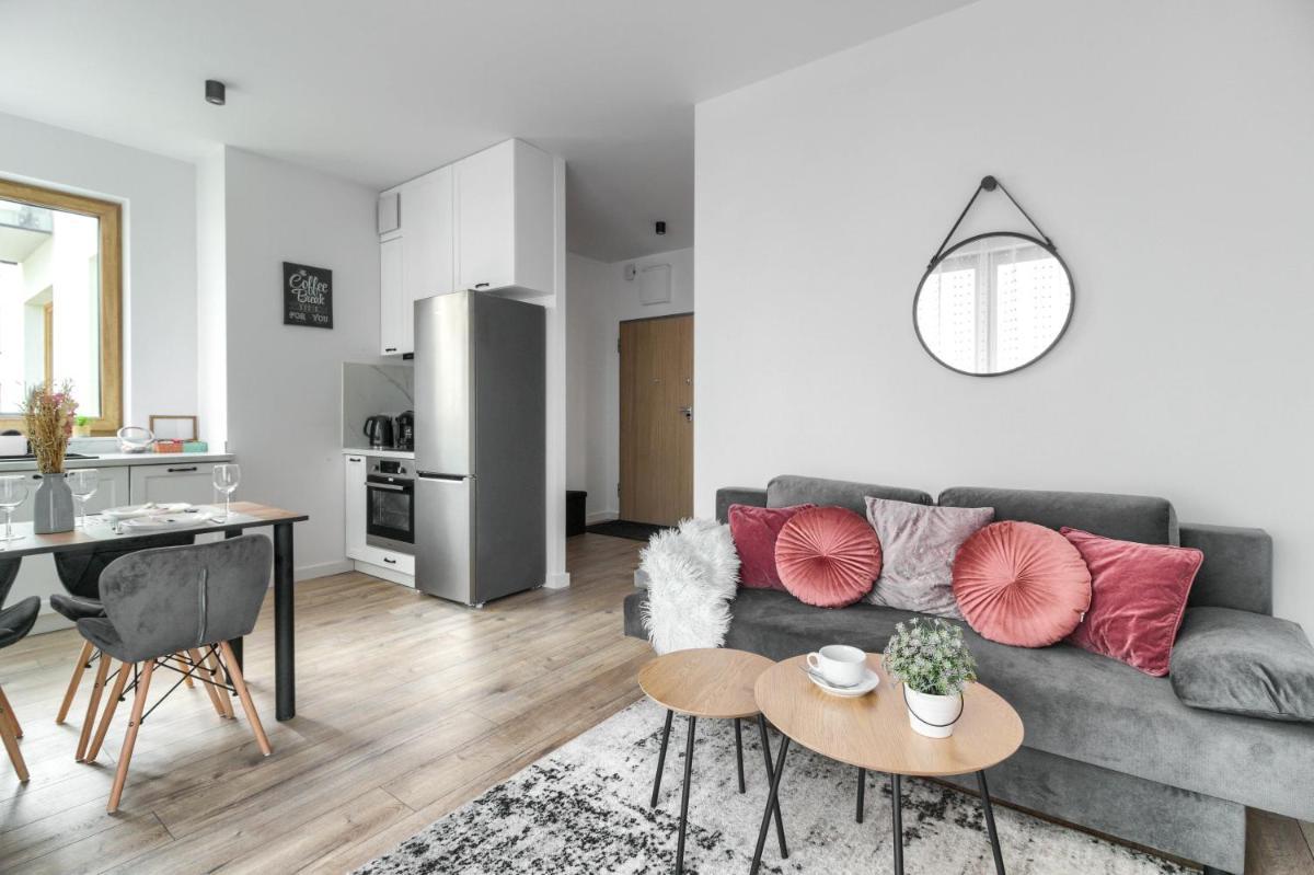 M&R Apartament Airport&Business Wynalazek – fast WI-Fi – underground garage – self check-in – Netflix – 6 min from Chopin Airport