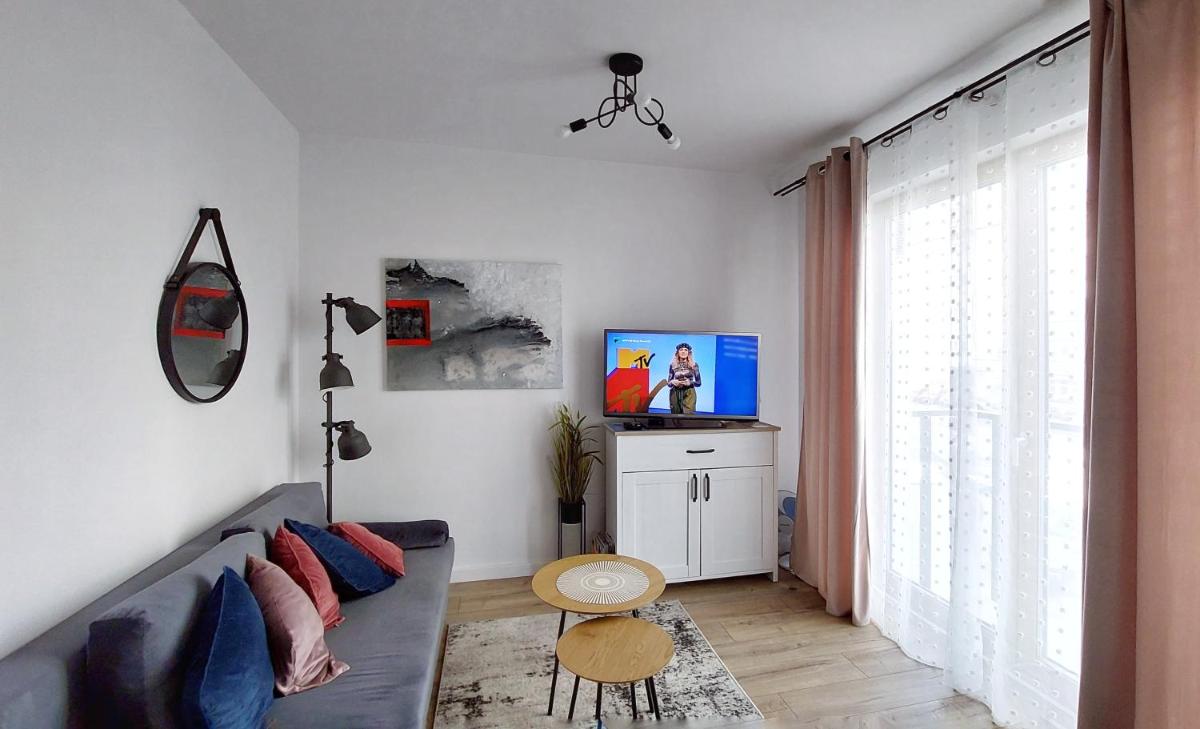 M&R Apartament Airport&Business Wynalazek – fast WI-Fi – underground garage – self check-in – Netflix – 6 min from Chopin Airport