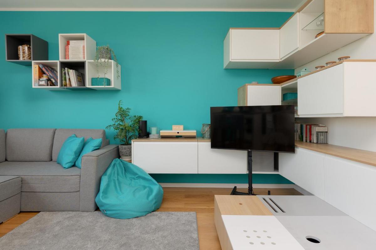 Metro Wilanowska Apartment with Parking by Noclegi Renters