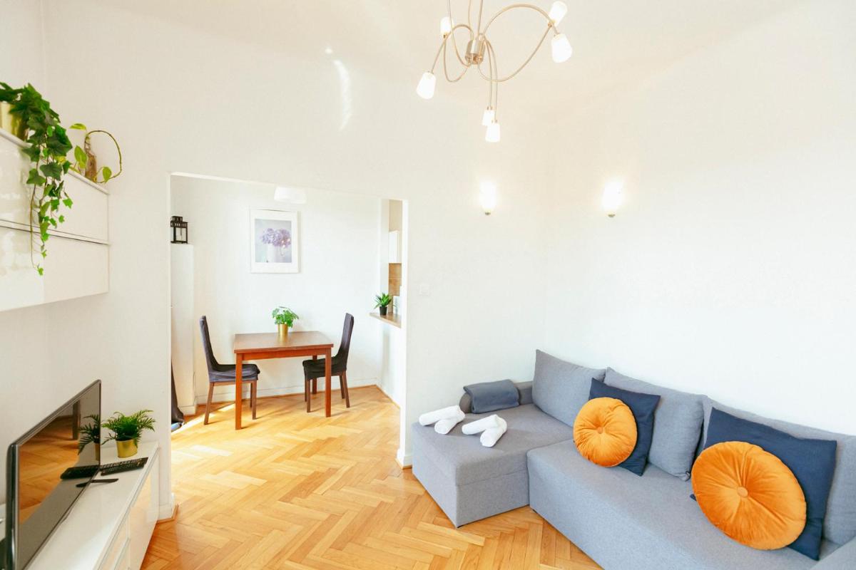 Plac Konstytucji 6 Grey – Bezpłatny garaż podziemny – Free Parking – Apartament dla 4 osób – Francuski balkon – WiFi