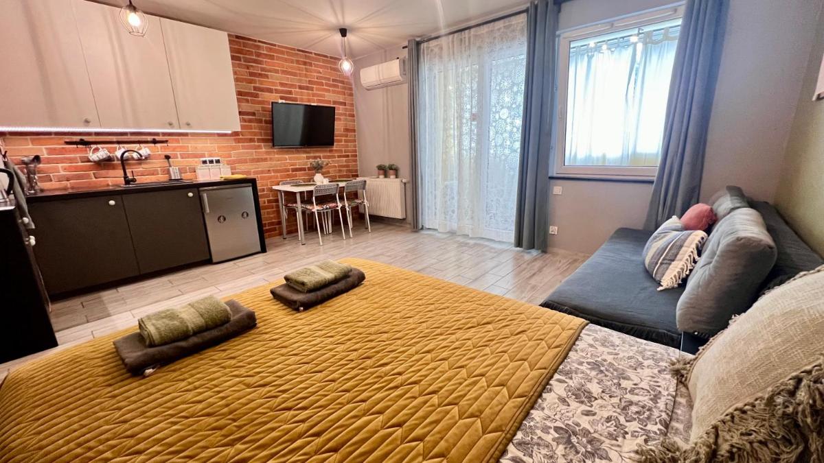 Roztocka studio, free parking, AC, 1 tram to the city & National Stadion