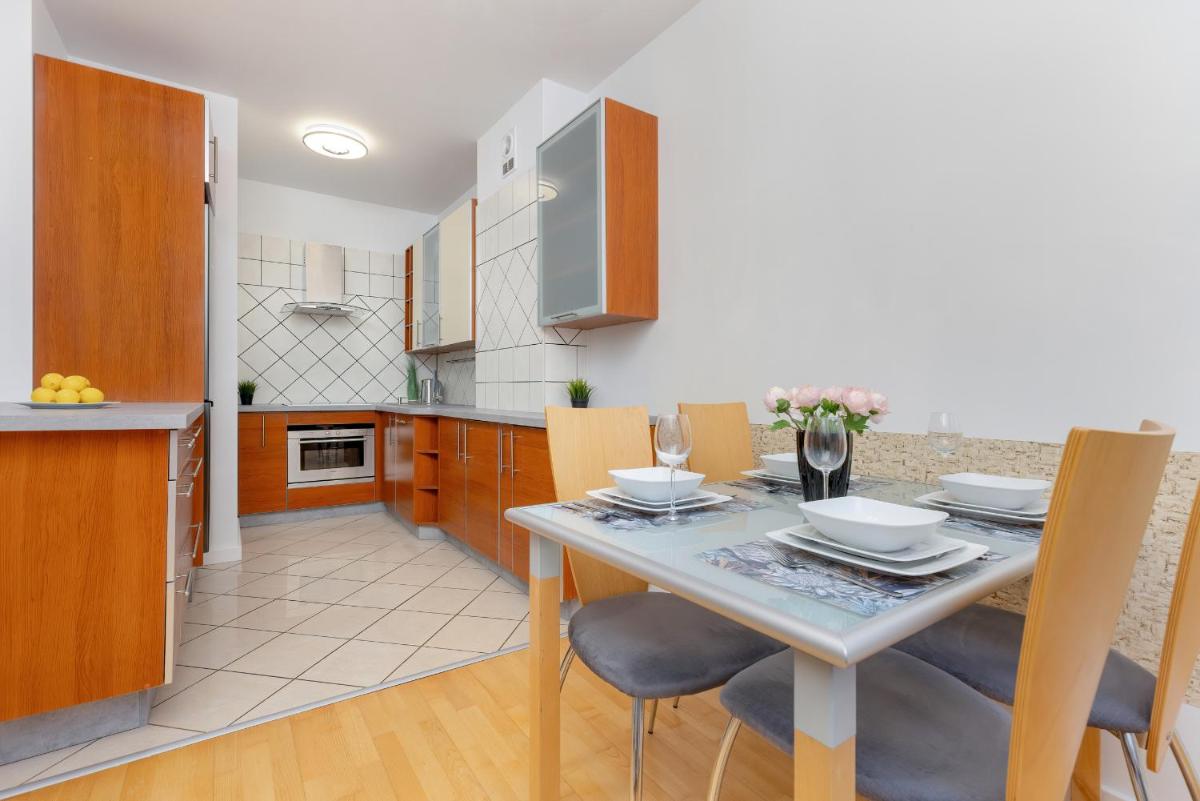 Spacious Apartment Near the Vistula River by Noclegi Renters