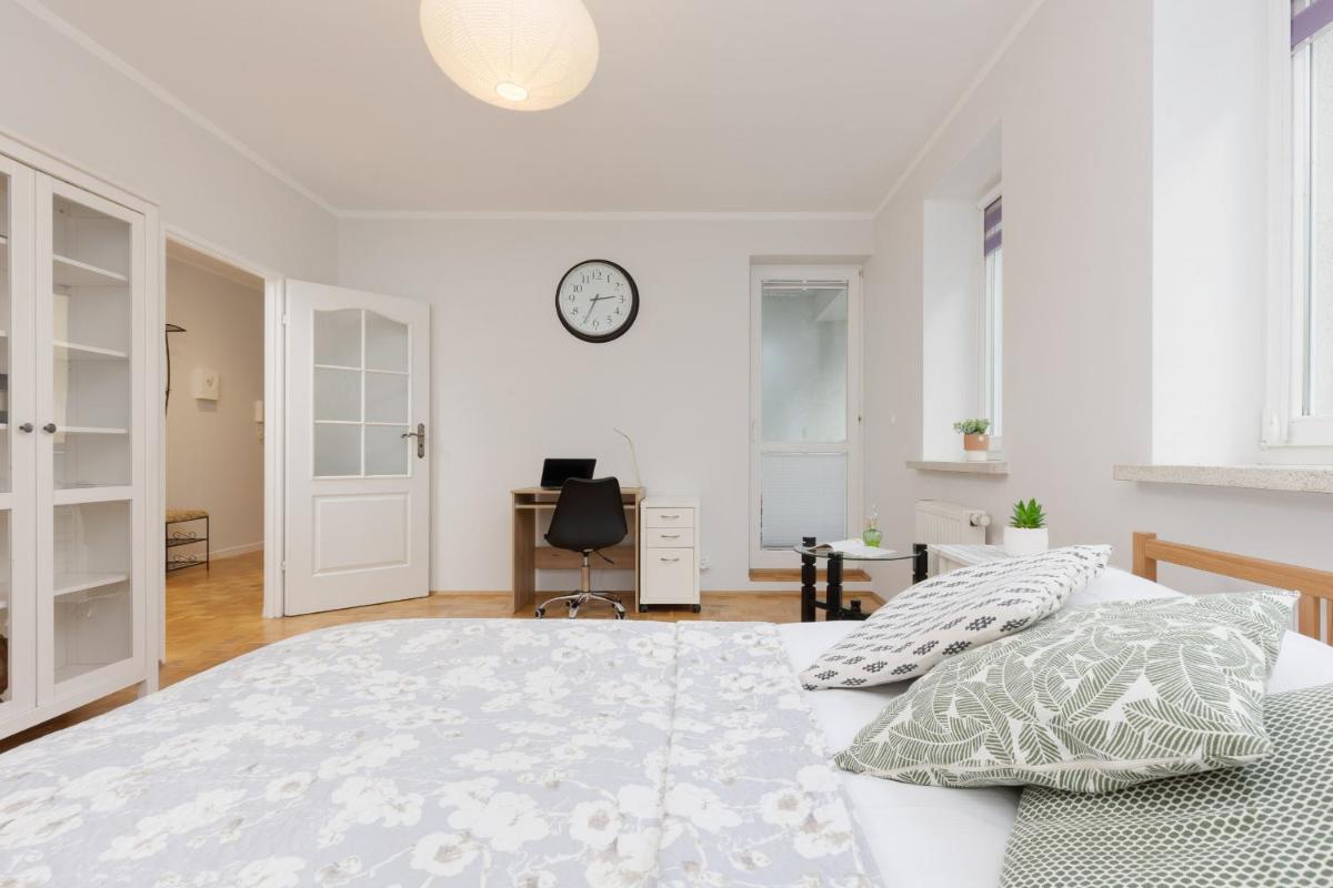 Studio Bielany with Home Office near Metro Station by Noclegi Renters