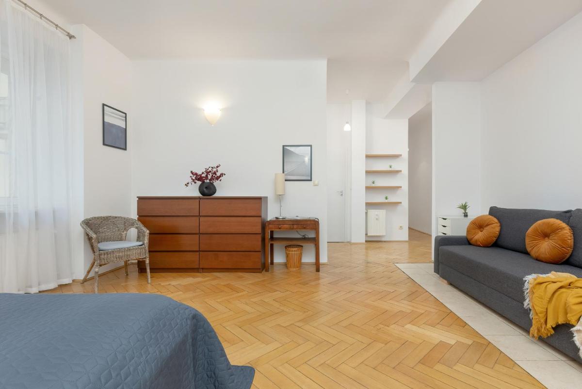 Studio in the Center of Warsaw with Balcony and Separate Kitchen by Noclegi Renters