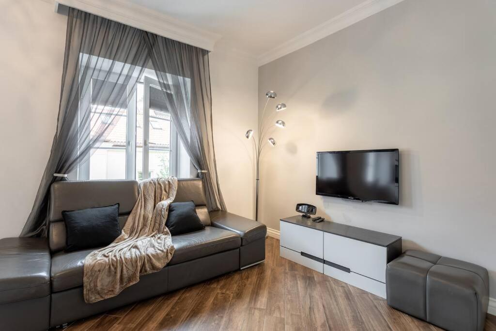 Urban Chic -One Bedroom Apartment – Warsaw Stays – Podwale