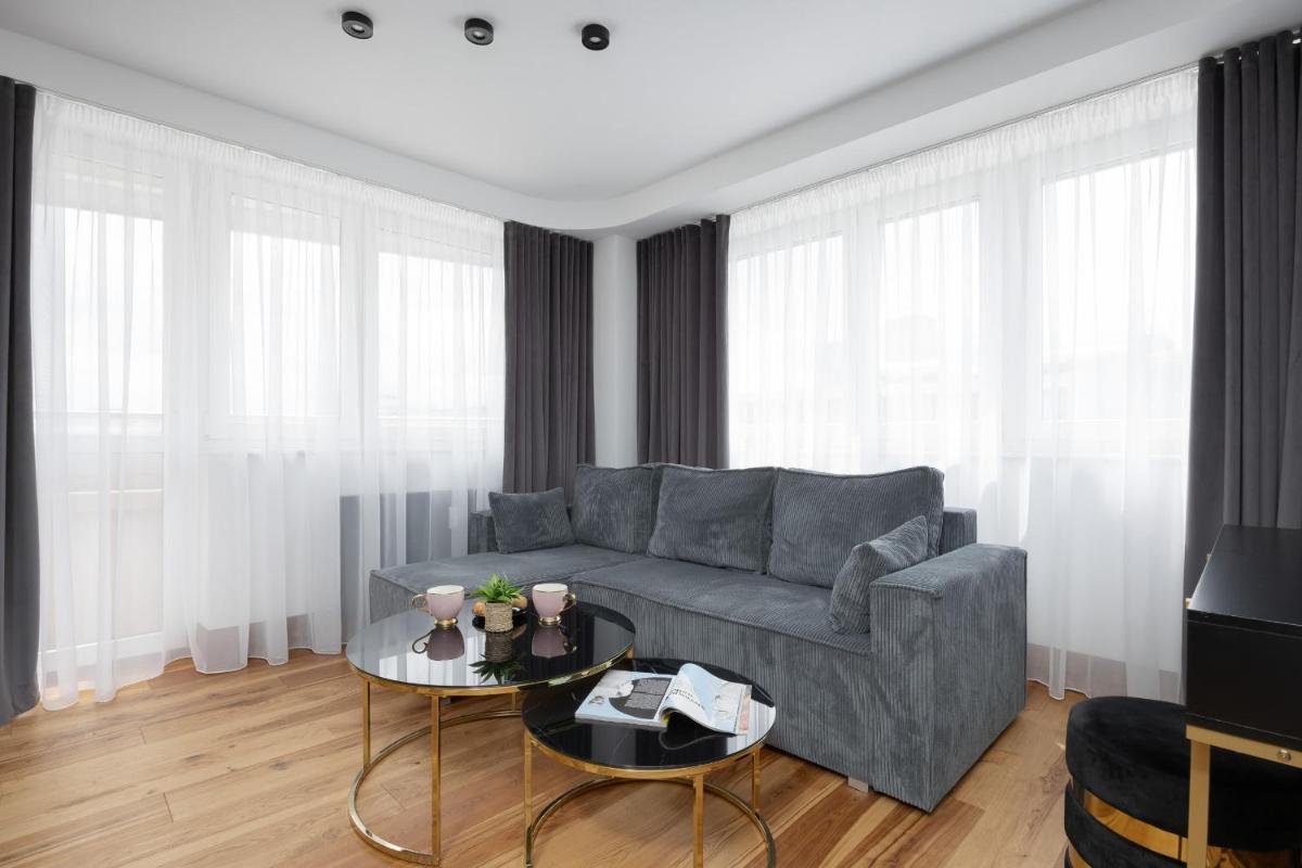 Warsaw Center Elegant Studio with City View by Noclegi Renters