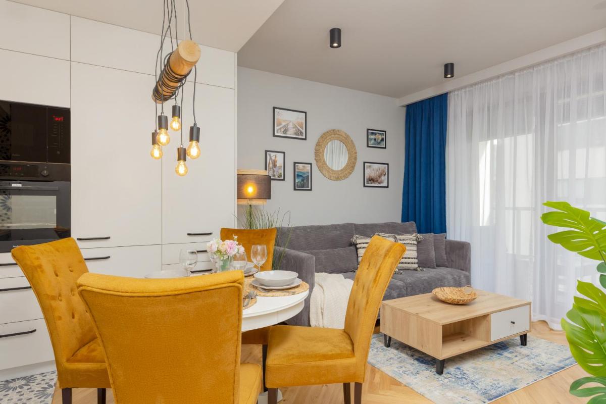 Westfield Burakowska Apartment with Parking by Noclegi Renters