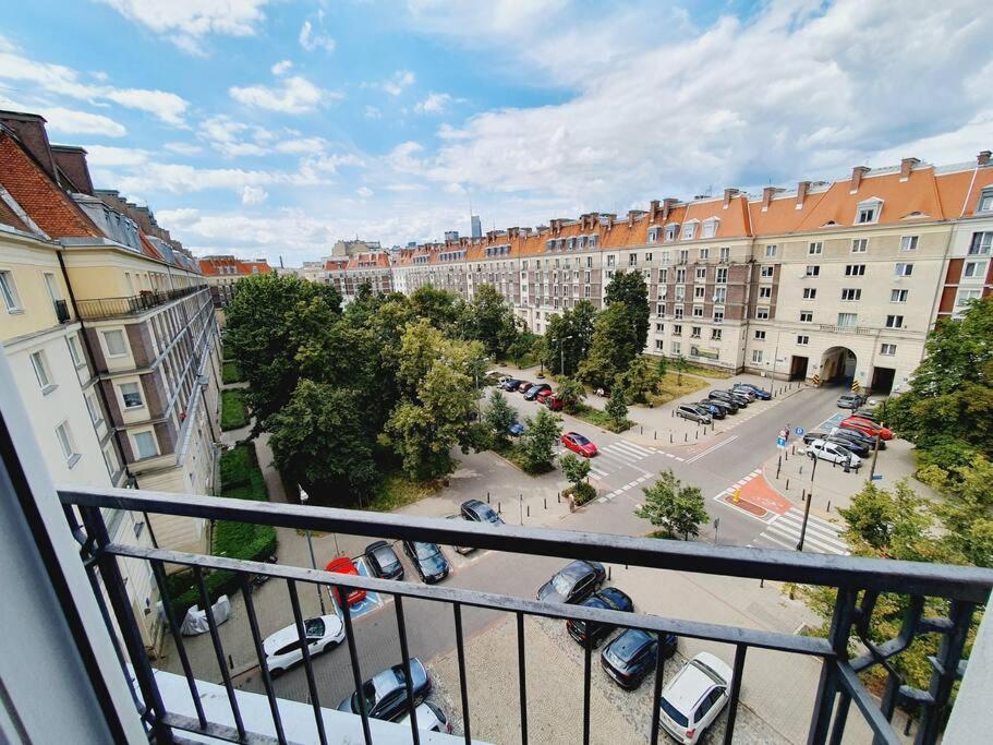 Wyzwolenia Apt , Łazienki Park & Zbawiciela Sq. 2′